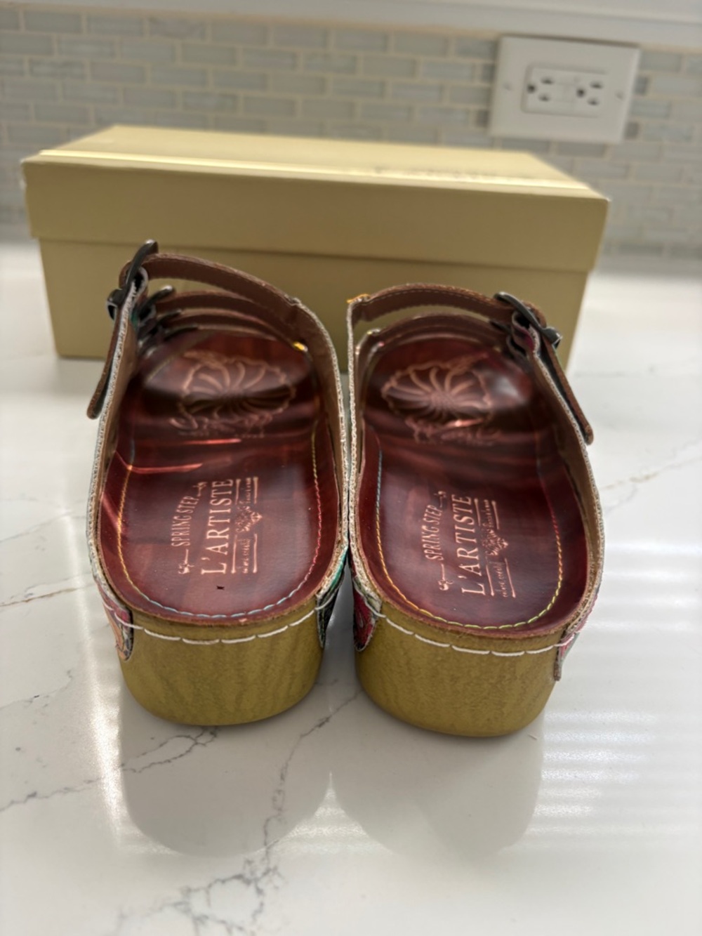 Women’s L’Artiste Brown multi colored slip on strappy sandals. Size 9.5/10
$40 - Picture 8 of 9
